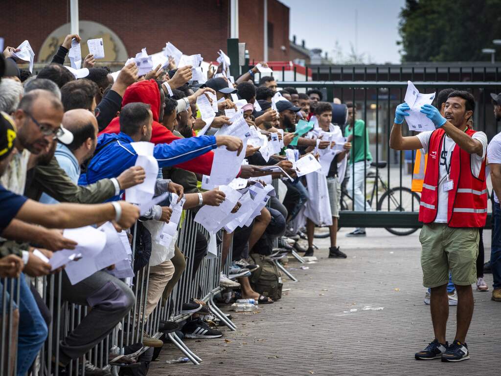 Gemeente neemt veiligheidsmaatregelen bij overvolle asielopvang in Ter Apel