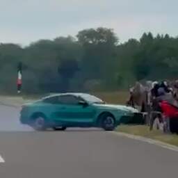 Video | Poolse dragracer verliest macht over stuur en rijdt in op publiek