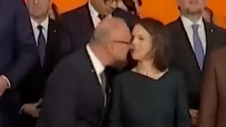 Duitse minister draait hoofd weg van kus Kroatische collega