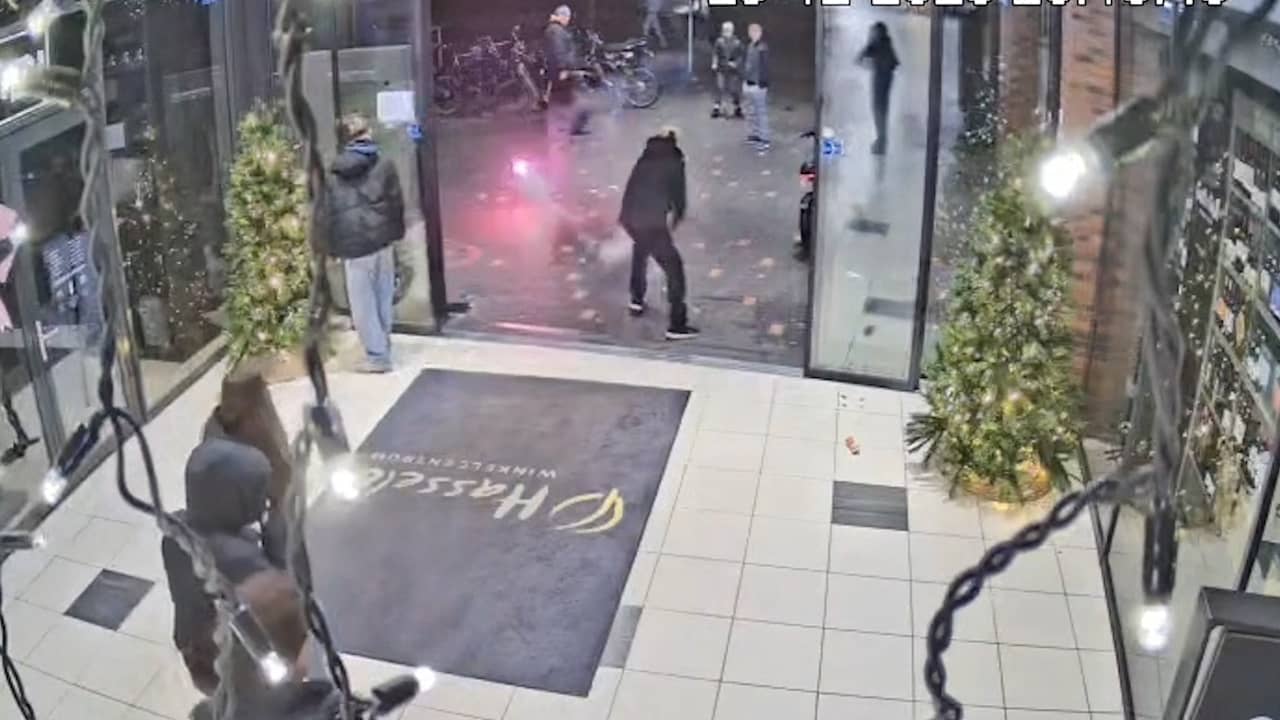 Video | Jongeren steken vuurwerk af in winkelcentrum Hengelo