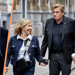 In beeld | Henny Huisman en Boudewijn de Groot nemen afscheid van Rob de Nijs in DeLaMar