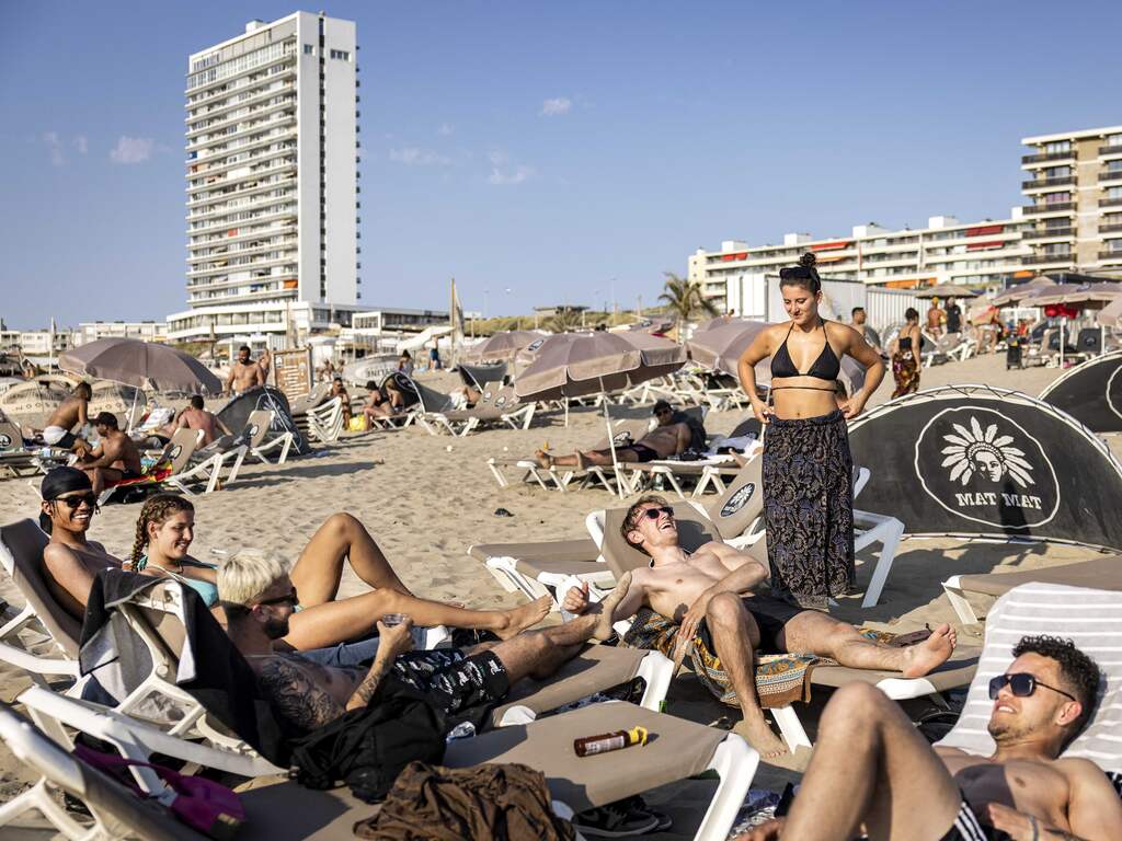Drukte op stranden, files en vertraging op wegen naar Zandvoort en Zeeuwse kust
