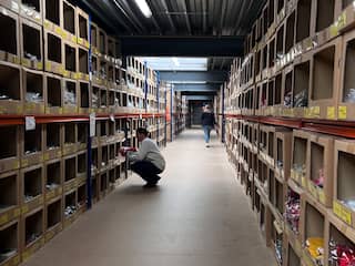 Bij deze online winkel kunnen arme kinderen gratis kleding shoppen