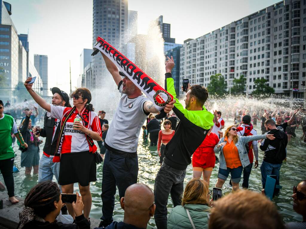 Rotterdam viert landstitel Feyenoord, Coolsingel en Hofplein vol