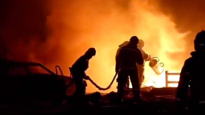 Vlammen slaan uit Russisch tankstation na dodelijke explosie