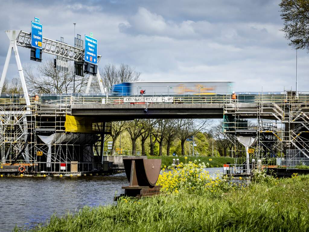 Werkzaamheden aan brug op A7 klaar, al het verkeer kan er weer overheen