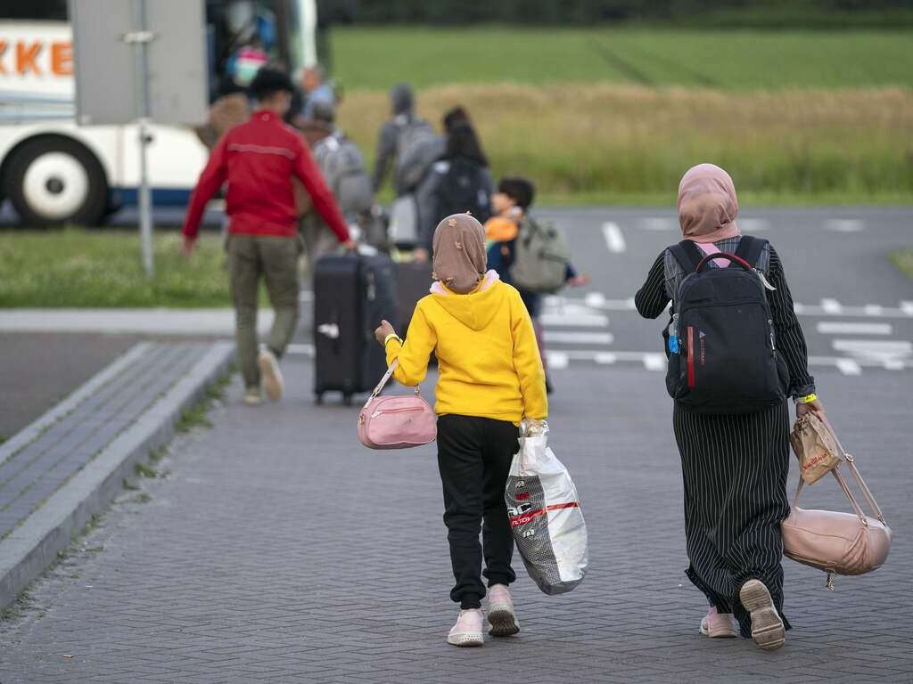 Komende dagen 300 extra opvangplekken voor asielzoekers tegen nood Ter Apel