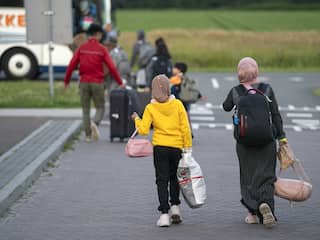 Komende dagen 300 extra opvangplekken voor asielzoekers tegen nood Ter Apel
