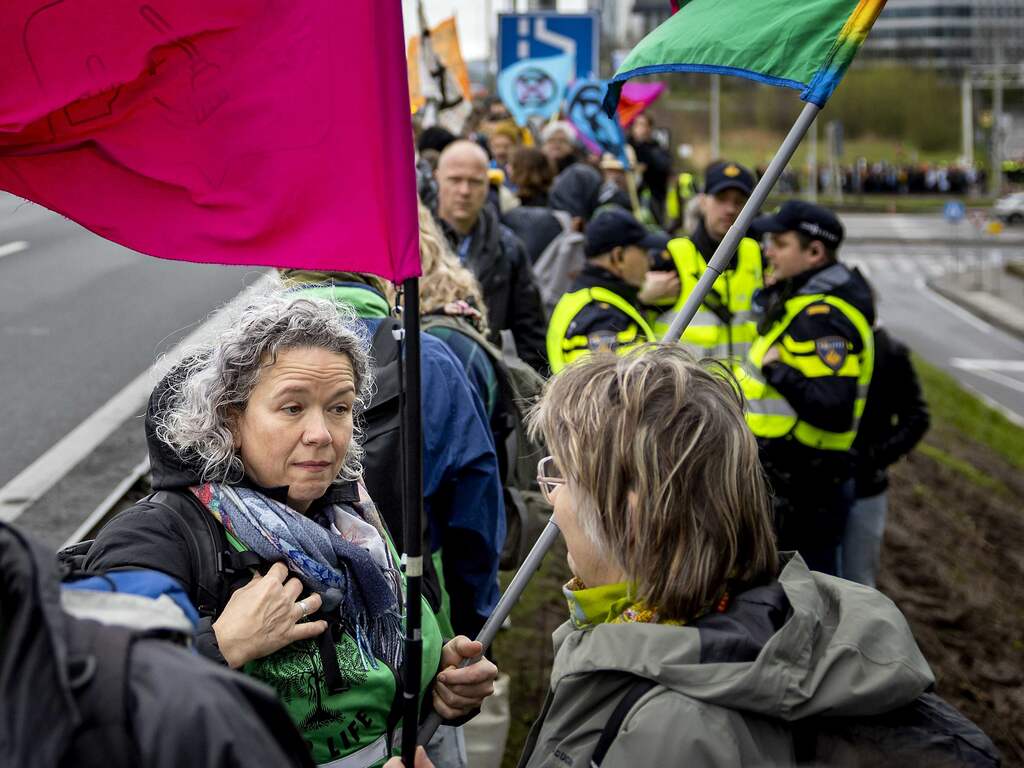 Klimaatblokkade op snelweg A10 mislukt, activisten boos op politie