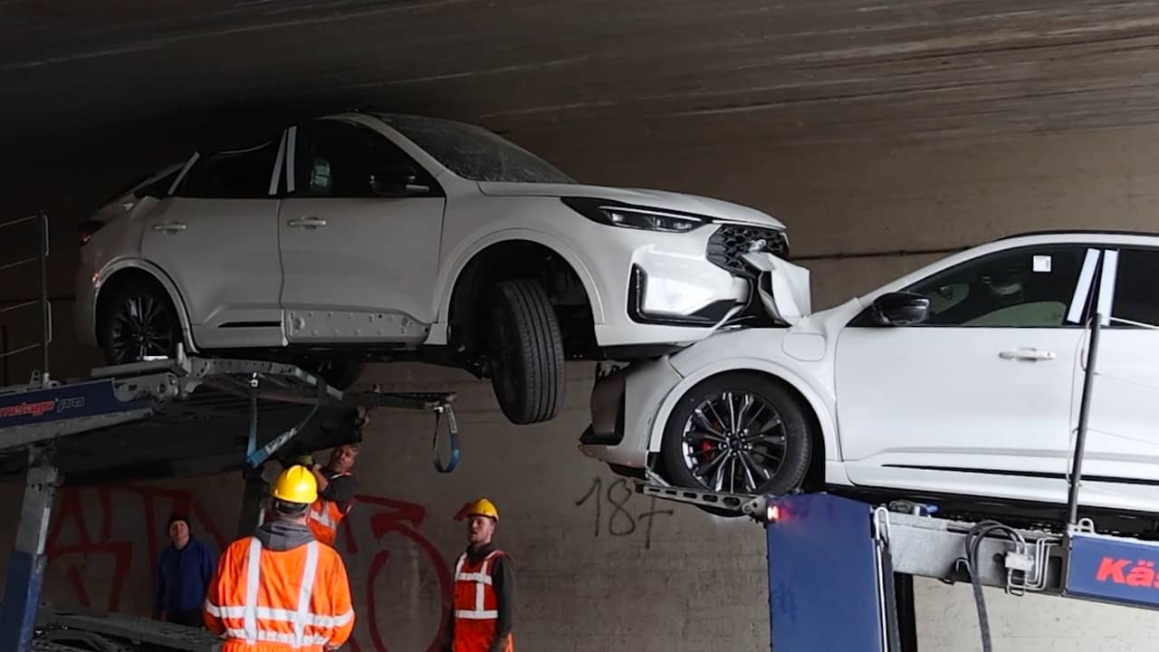 Video | Gloednieuwe auto's verwoest doordat trailer viaduct in Zevenaar ramt