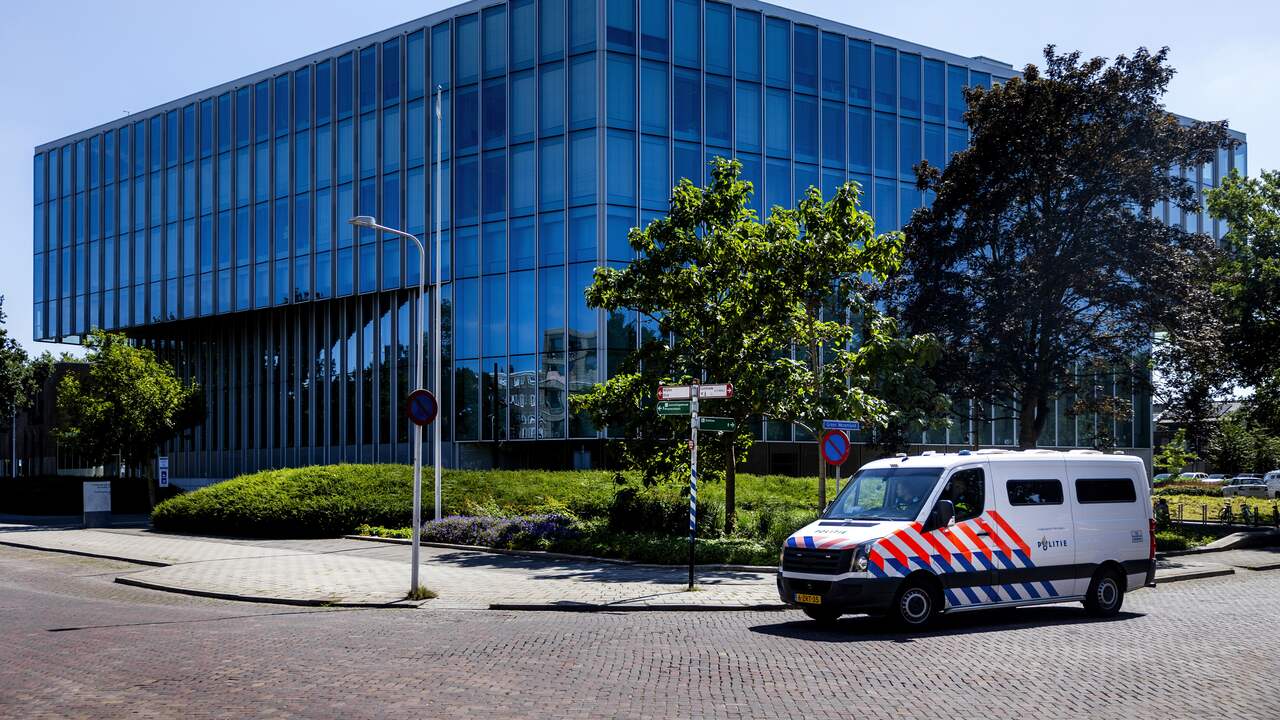 Foto bij Rechtbank Zwolle ontruimd vanwege brand tijdens hoger beroep Frits van Eerd