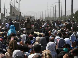 Dagboek 4 uit Kaboel: Een moeizame en gevaarlijke tocht naar het vliegveld