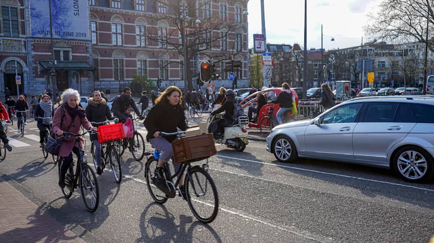 Veel landen verlagen brandstofbelasting, maar 'hoge prijzen hebben een functie'
