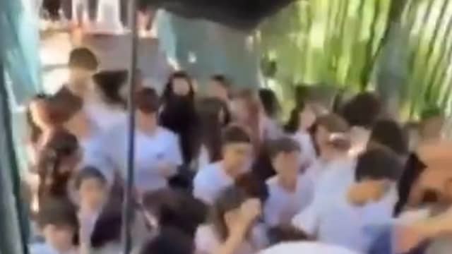Leerlingen klauteren weg nadat schoolbrug plotseling bezwijkt