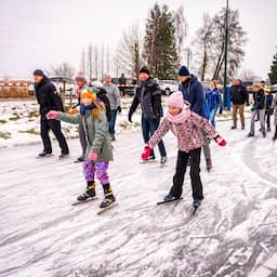 In beeld | Schoenen maken plaats voor schaatsen: Nederland geniet van het ijs