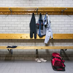 Leraar verdacht van misbruik leerling en jarenlang filmen jongens in kleedkamers