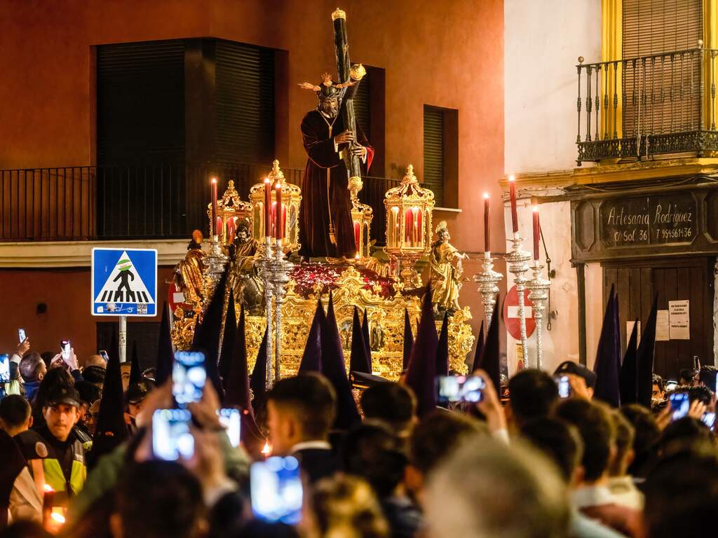 Beroemde paasprocessies vallen in veel Spaanse steden in het water
