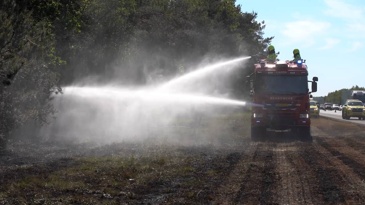 Video | Brandweer blust bermbrand langs A1 bij Rijssen