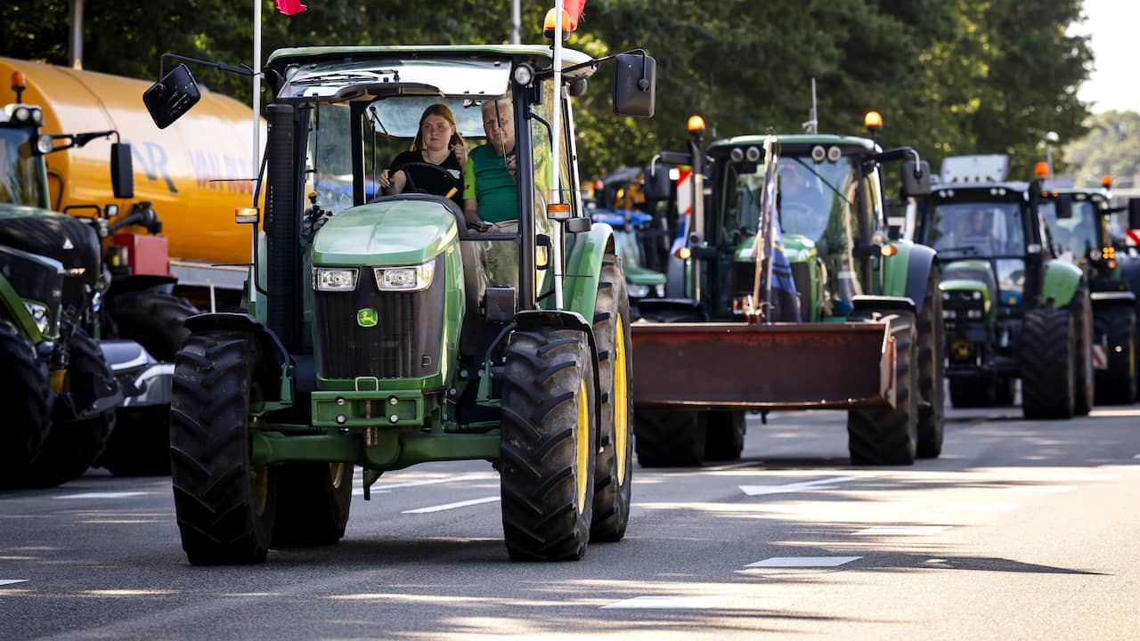 Honderden boeren trekken door Drenthe uit protest tegen stikstofvoorstellen