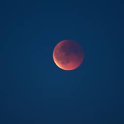 In beeld | Van Kerkrade tot Kreta: jullie mooiste foto's van de bloedmaan