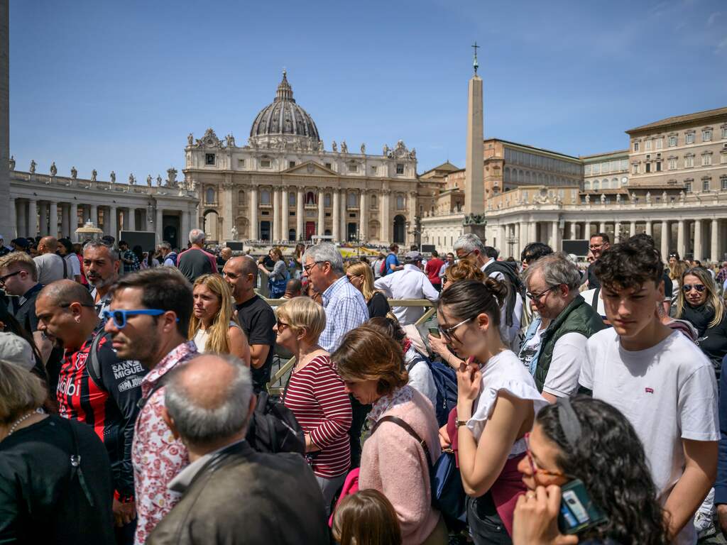 Sint-Pietersplein vol met mensen die rouwen om paus Franciscus