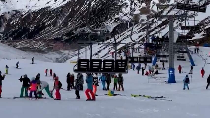 Skiërs liggen op de berg na problemen met skilift in Spanje