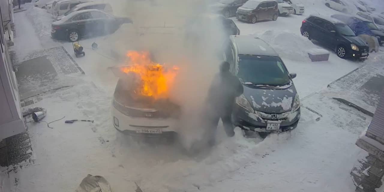Rus zet per ongeluk zijn eigen auto in vuur en vlam