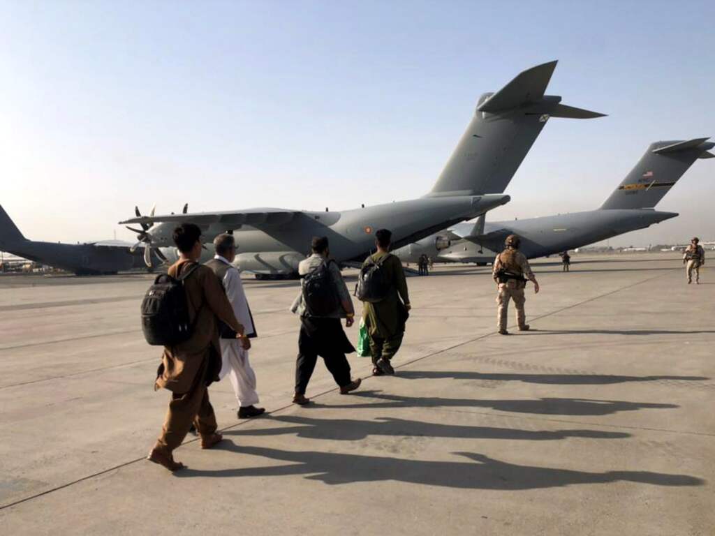 Poorten vliegveld Kaboel dicht, Nederlandse Afghanen op het nippertje binnen