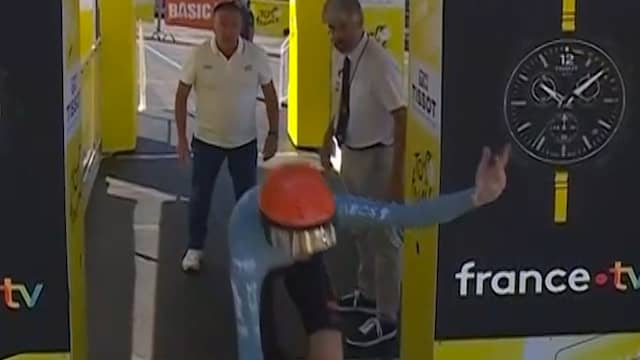 Arensman komt te laat aan start en begint tijdrit met 15 seconden achterstand
