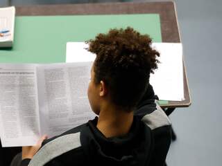 Start centraal examen in coronatijd: extra herkansing en vakken spreiden