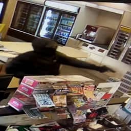 Video | Man komt tankstation binnen en wil inhoud van kassa in Hoogezand