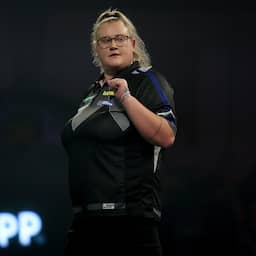 Beau Greaves schrijft dartshistorie en pakt als eerste vrouw ooit PDC-rankingtitel