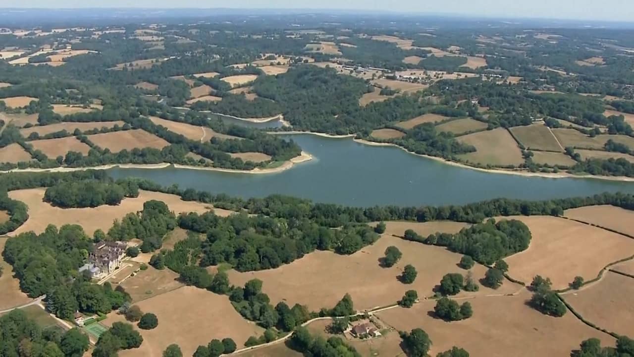 Video | Luchtbeelden tonen kurkdroge velden op Engelse platteland