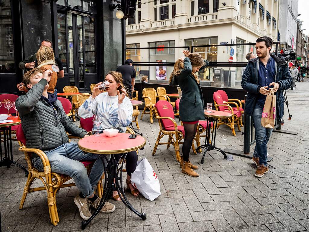 Kabinet geeft gehoor aan wens van Kamer en schrapt coronapas op terrassen