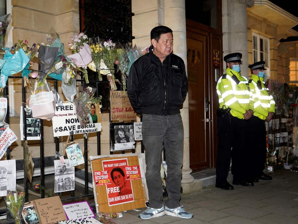 De ambassadeur van Myanmar in het Verenigd Koninkrijk mag sinds woensdag de ambassade in Londen niet meer betreden, omdat hij niet achter de militaire coup van begin februari staat.