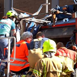 Video | Brandweer in Rotterdam redt zwaargewonde man uit vuilniswagen