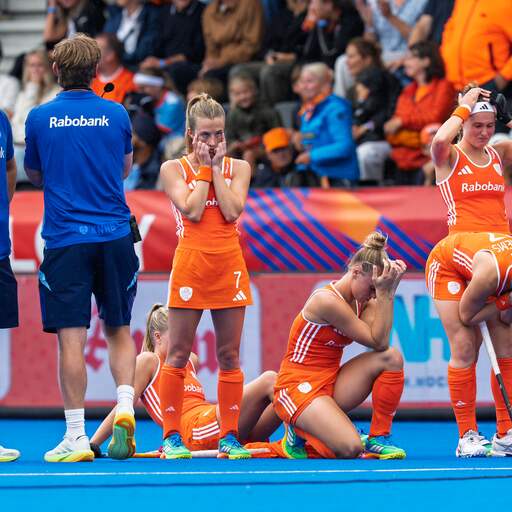 De Waard stopt na zeldzaam verlies bij hockeysters: 'Hebben het zelf laten liggen'