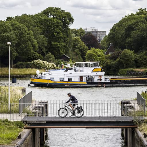 Nachtvaart met gevaarlijke stoffen op Amsterdam-Rijnkanaal deels stilgelegd