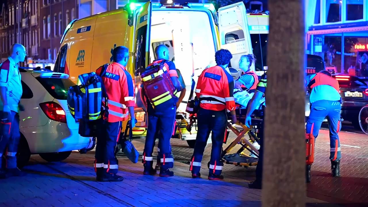 Beeld uit video: Zwaargewonden afgevoerd in ambulances na schietpartij in Rotterdam