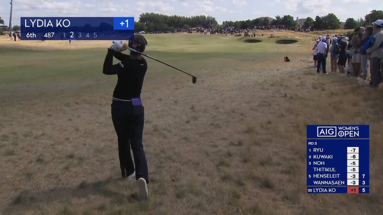 Golfer slaat bal in jas van toeschouwer tijdens Women's Open