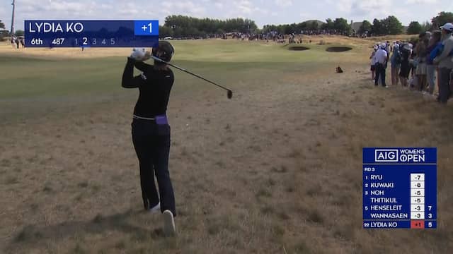 Golfer slaat bal in jas van toeschouwer tijdens Women's Open