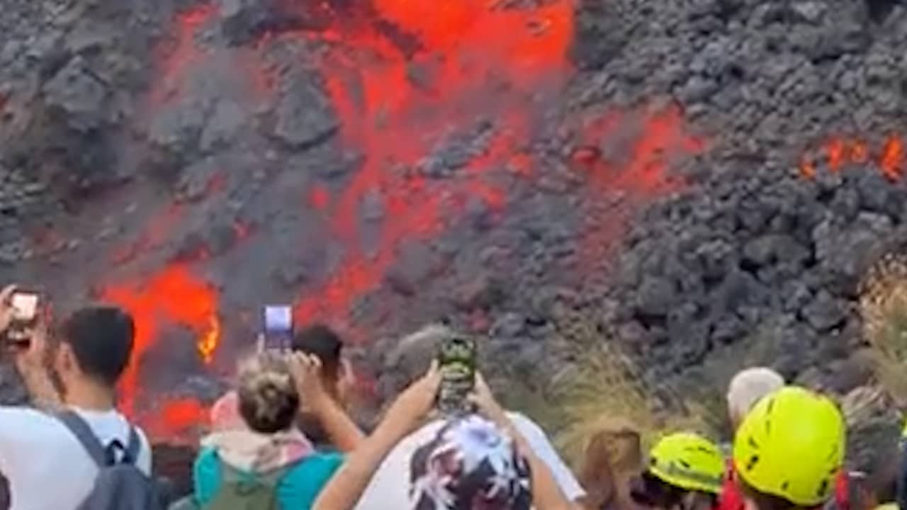 Wandelaars komen spectaculair dicht bij lavastroom op uitbarstende Etna