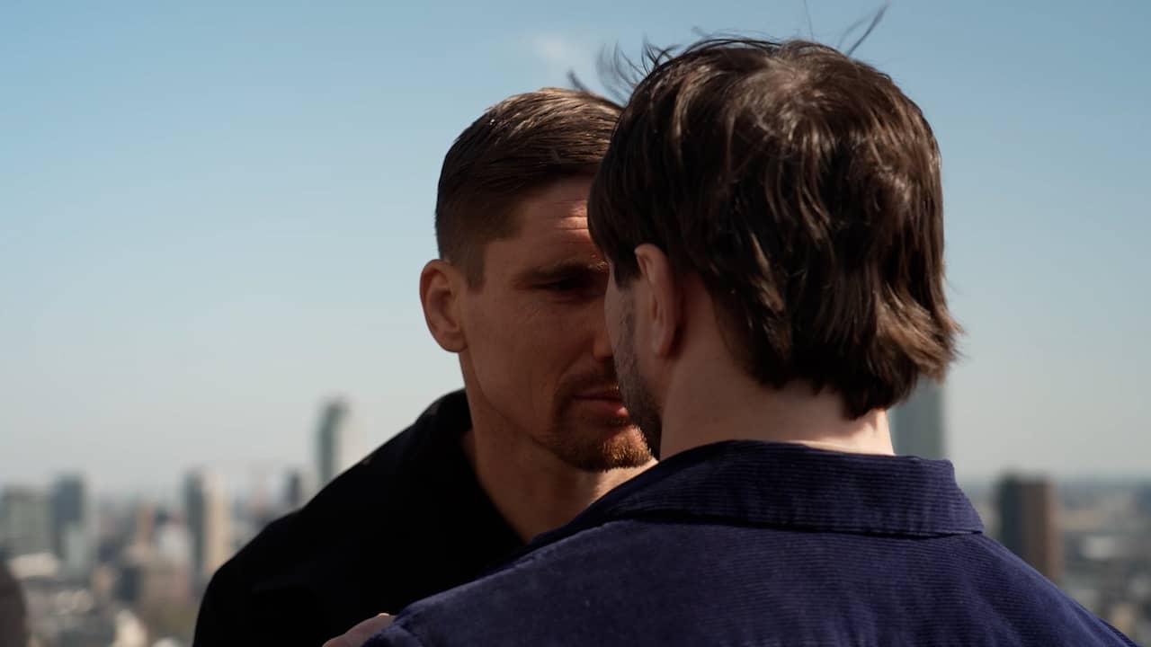 Tegenstander Verhoeven moet op zijn tenen staan bij staredown | NU.nl