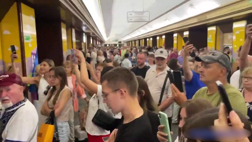 Oekraïners schuilen in metrostation en zingen stadslied