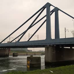 Scheuren in brug richting Maasvlakte, verkeer op A15 moet via vluchtstrook