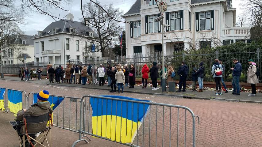 Groot 'middaguurprotest' tegen Poetin bij ambassade in Den Haag