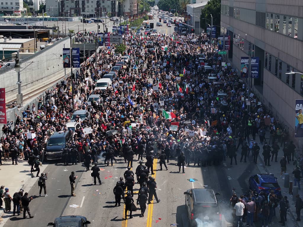 Harde confrontatie in Los Angeles, Trump zet militairen in | Buitenland | NU.nl