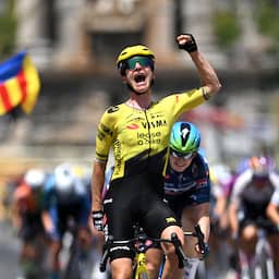Geëmotioneerde Marianne Vos (39) pakt bij WK gravel haar vijftiende wereldtitel ooit