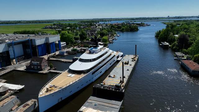 Superjacht van 100 meter te bewonderen in haven Zuid-Hollands Kaag