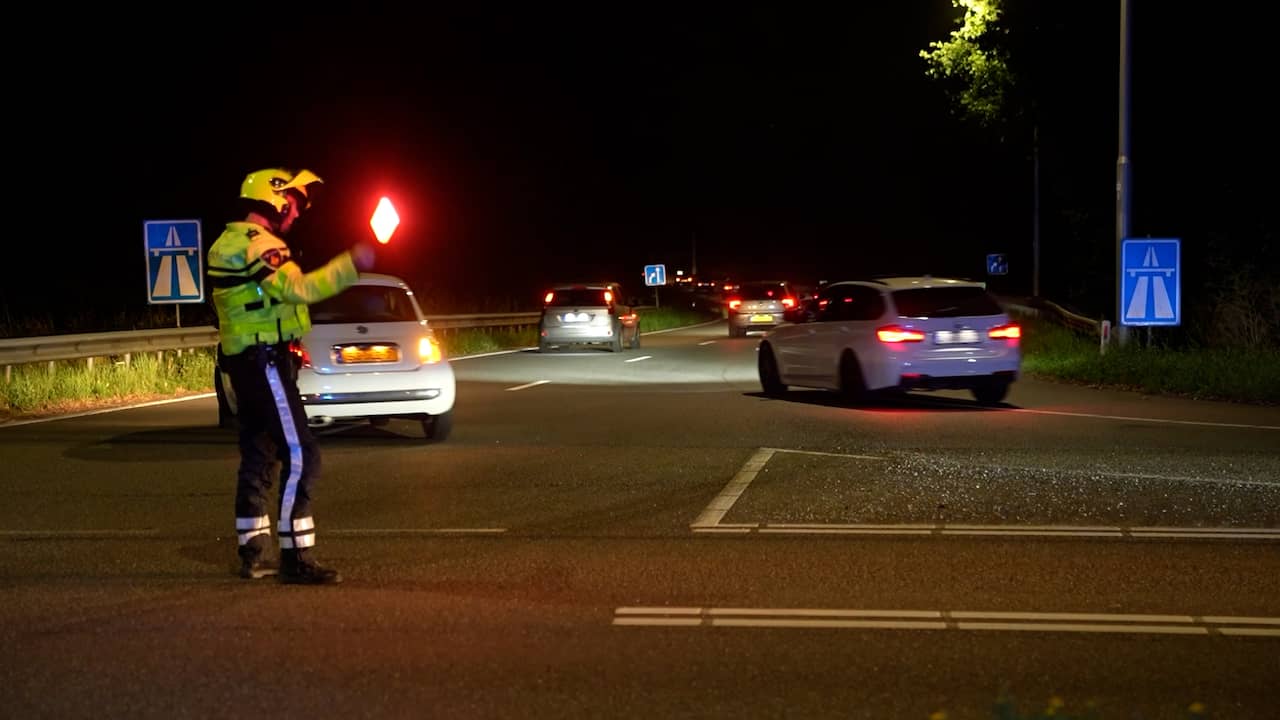 Video | Politie grijpt in bij illegale carmeeting met 600 auto's in Limburg